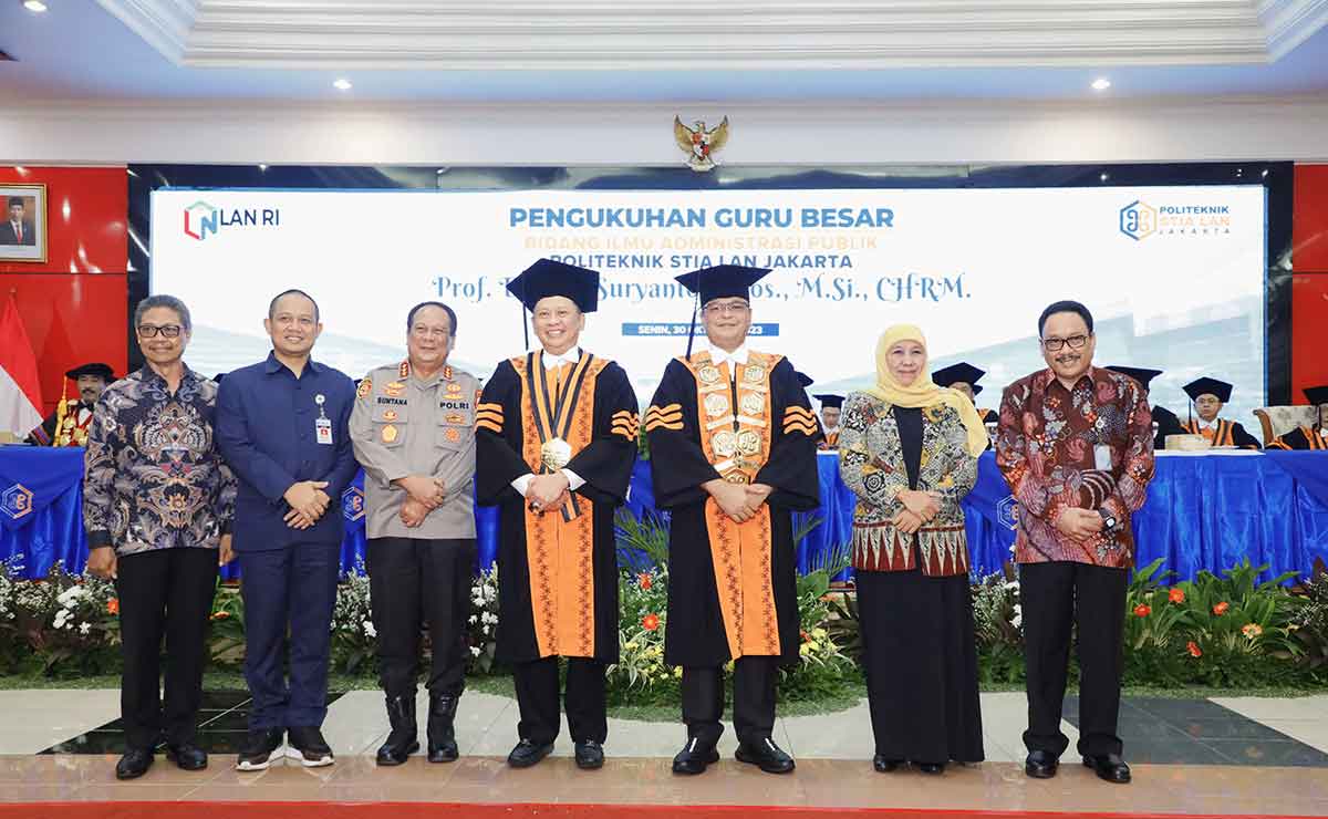 Gubernur Khofifah saat menghadiri pengukuhan Kepala Lembaga Administrasi Negara, Adi Suryanto, sebagai Guru Besar Bidang Ilmu Administrasi Publik di Politeknik STIA LAN Jakarta.