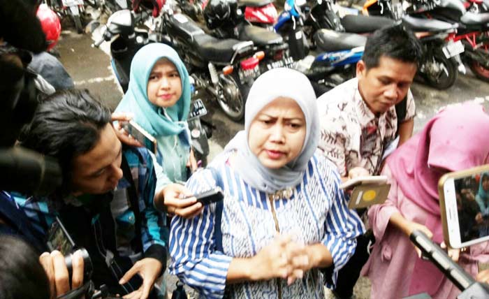 Sulik Lestyowati, salah satu tersangka dari 18 anggota DPRD Kota Malang, diperiksa kembali oleh KPK RI di Mapolres Makota, Kamis (22/03). Foto: Ist