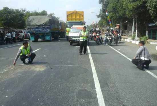 Petugas Kepolisian Saat melakukan olah TKP. (foto: suwandi/BANGSAONLINE)