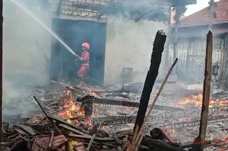 Diduga Konsleting Listrik, Rumah Warga di Desa Kujung, Kecamatan Widang, Kabupaten Tuban Hangus Terbakar, Kamis (6/10/2022)