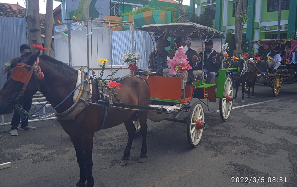 Kirab keliling Kota Lamongan yang dilakukan Unisla untuk merayakan status akreditasi dengan nilai baik sekali.