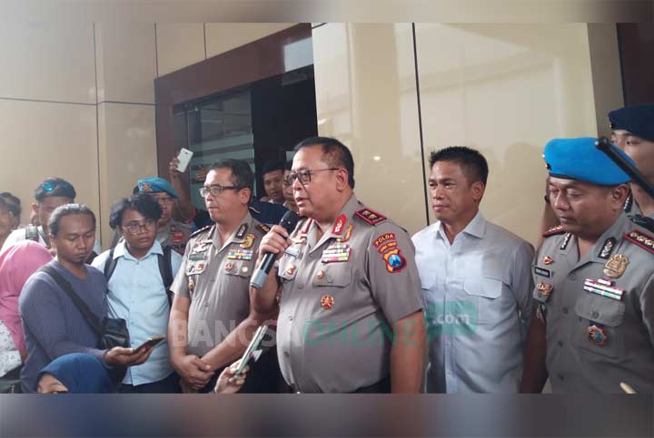 Kapolda Jatim Irjen Luki Hermawan memberikan keterangan terkait kasus prostitusi online di Mapolda setempat, Senin (7/1). foto: ANATASIA/ BANGSAONLINE