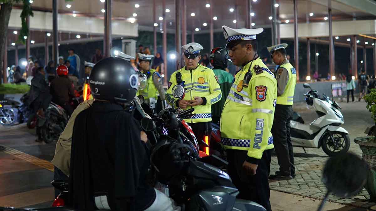 Petugas Satlantas Polres Tuban memberikan teguran hingga tindakan tilang kepada pelanggar lalu lintas saat pelaksanaan Operasi Patuh Semeru 2025.