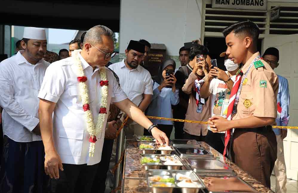 Menko Pangan Zulkifli Hasan didampingi Bupati Warsubi saat kunjungan kerja di Jombang. (Ist)