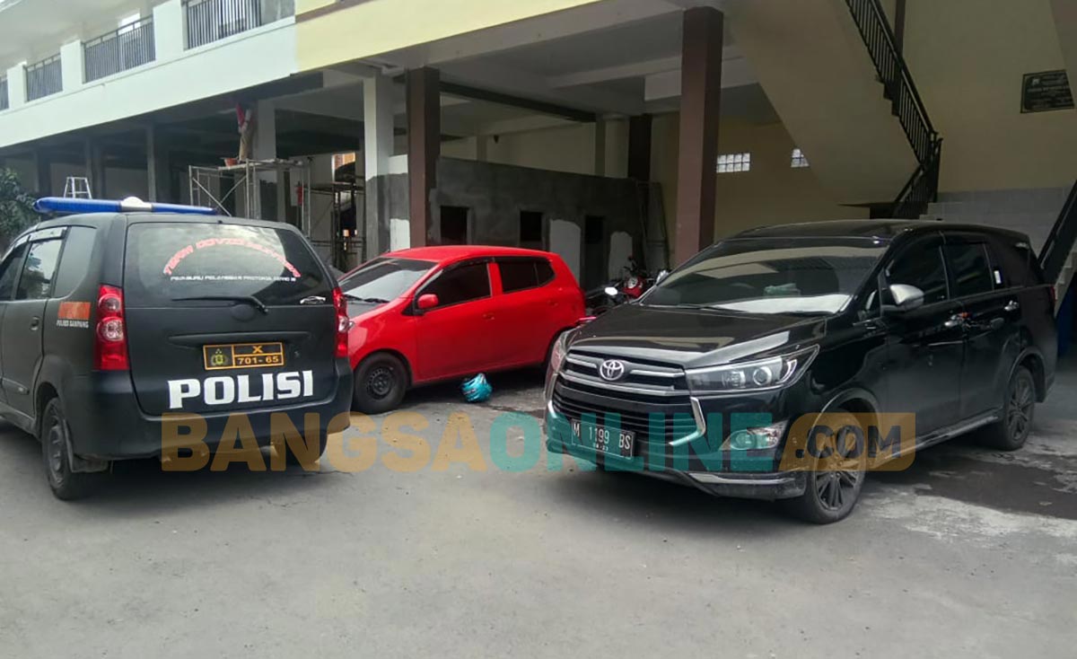 Mobil Toyota Innova yang dikendarai FR turut diamankan Satnarkoba Polres Sampang. Foto: MUTAMMIM/ BANGSAONLINE