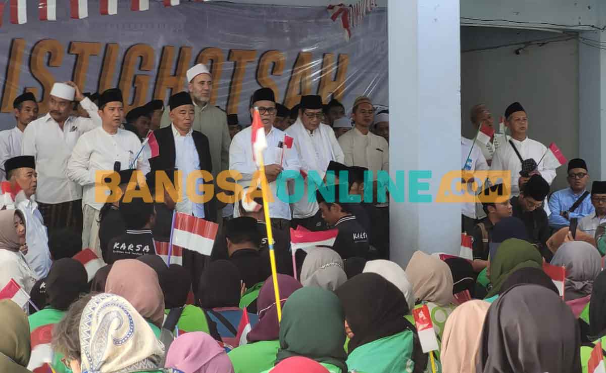 Prof Dr KH Asep Saifuddin Chalim, MA, bersama para kiai dan tokoh masyarakat di panggung acara istighatsah, tahlil dan doa bersama di Pondok Pesantren Amanatul Ummah Surabaya, Rabu (3/9/2025). Foto: BANGSAONLINE