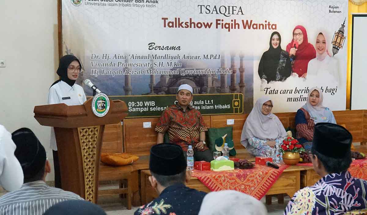 Wali Kota Kediri saat memberi sambutan di Talkshow Fiqih Wanita. Foto: Ist