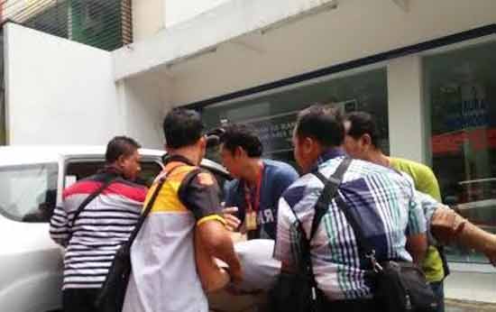 Tersangka yang pingsan digotong petugas ke mobil untuk dilarikan ke rumah sakit. foto: detik