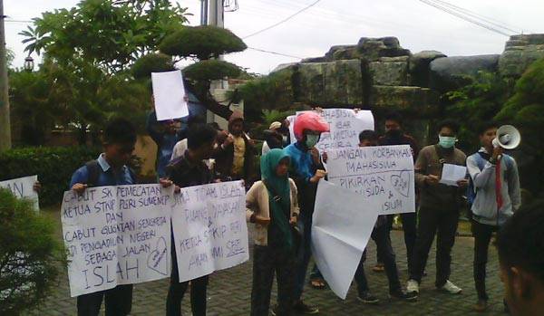 Mahasiswa saat aksi di halaman kampus STKIP PGRI Sumenep. foto: rahmatullah