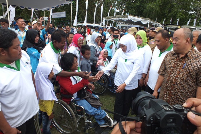 Mensos Khofifah Indar Parawansa saat menyapa para penyandang disabilitas. Foto: YUDI ARIANTO/BANGSAONLINE