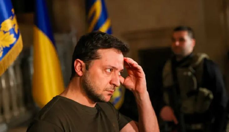 Isu spekulatif muncul dari kelompok oposisi. Presiden Ukraina Volodymyr Zelensky  diisukan lari Polandia. Tampak Zelensky mengikuti wawancara Reuters di Kiev, Ukraina, 1 Maret 2022. Foto/REUTERS/Sindonews.com