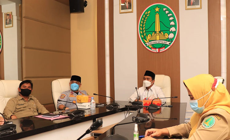 Wali Kota Pasuruan Adi Wibowo (Mas Adi) didampingi Asisten II Bidang Perekonomian dan Pembangunan, Kepala Bagian Perekonomian Kota Pasuruan, Kepala Dinas Perindustrian dan Perdagangan, dan Kepala Dinas Pertanian Kota Pasuruan saat hadir secara virtual dalam rakorwil dan High Level Meeting. (foto: ARDIANZAH/ BANGSAONLINE)