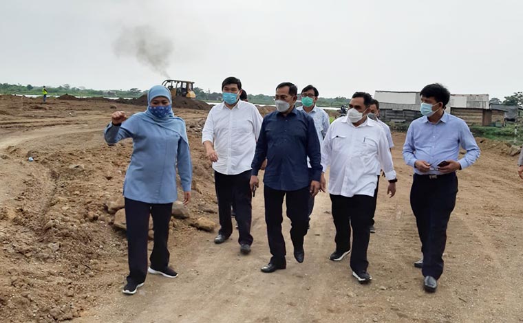 Gubernur Khofifah didampingi Pj. Bupati Hudiyono meninjau lahan KIH di Sidoarjo, 29 November 2020. foto ist/ bangsaonline.com