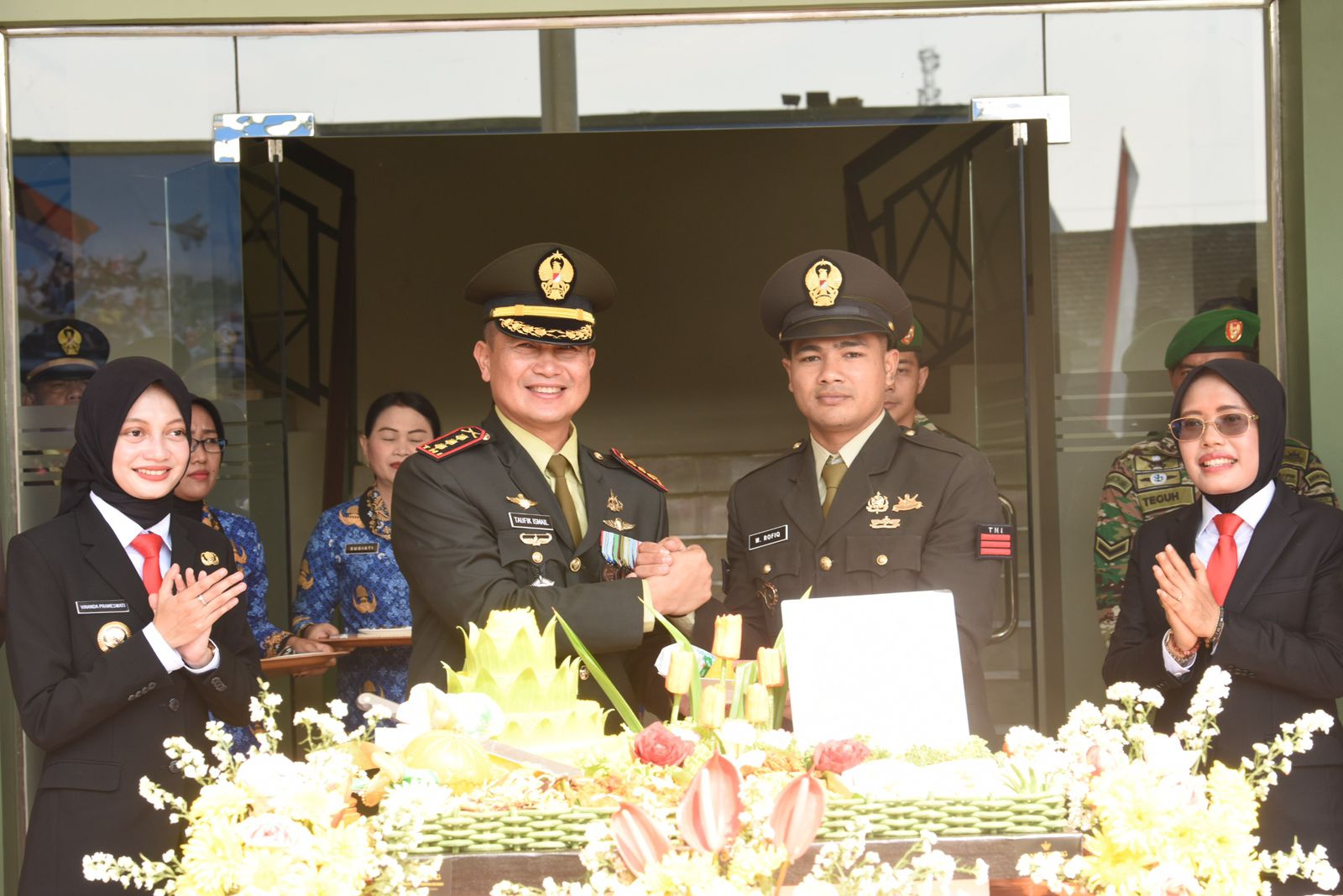 Wali Kota Kediri Vinanda Prameswati (kiri) dan Wakil Bupati Kediri Dewi Mariya Ulfa saat menghadiri peringatan HUT ke-80 TNI. (Ist).
