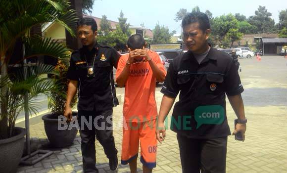 Tersangka saat diamankan di Mapolres Kediri. foto: dendi martoni/ BANGSAONLINE