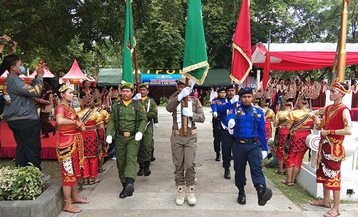 Pataka saat tiba di Alun-Alun Nganjuk yang akan diserahterimakan dari Pemkab Madiun ke Pemkab Nganjuk.