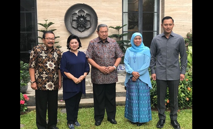 Bakal Cagub Jatim, Khofifah Indar Parawansa bertemu Ketua Umum Partai Demokrat, Susilo Bambang Yudhoyono di Jakarta. Dalam pertemuan itu turut hadir Pakde Karwo, Ani Yudhoyono dan AHY. Foto : IST.