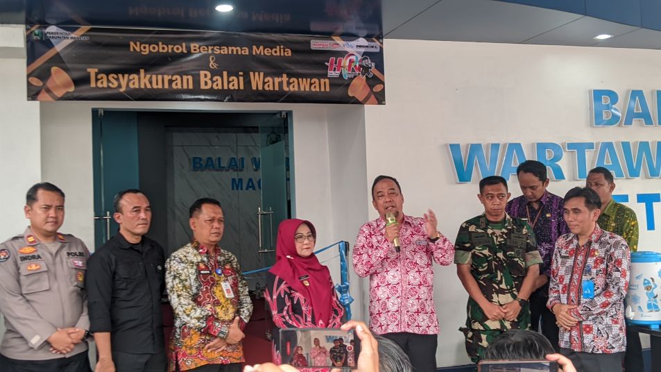 Wakil Bupati Magetan memberikan sambutan saat peresmian balai wartawan Magetan. Foto: Hendro Suhartono/BANGSAONLINE