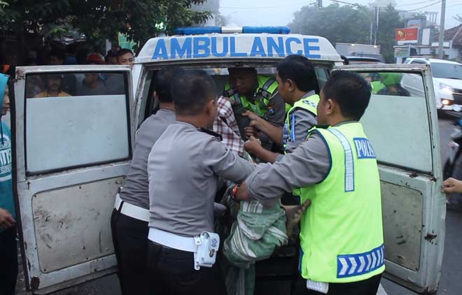 Korban saat hendak dilarikan ke rumah sakit. foto: RONY S/ BANGSAONLINE
