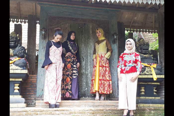 Empat model bernama Octi, Nabila, Ria dan Zahwa sedang memperagakan batik khas Kabupaten Probolinggo.