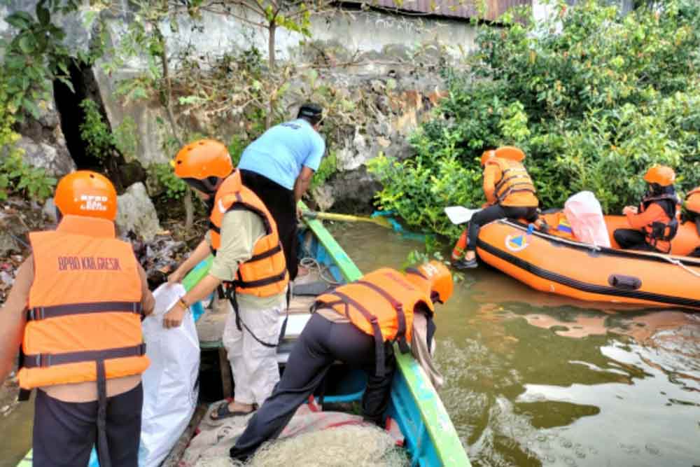 Kelompok Nelayan Sukorejo bersama BPBD, DLH, dan mahasiswa UISI saat bersih-bersih Kali Lamong. (Ist)