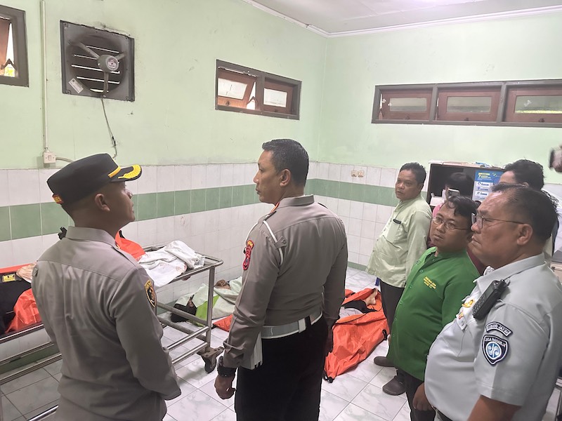 Ditlantas Polda Jatim saat mendatangi para korban di RSU Ibnu Sina