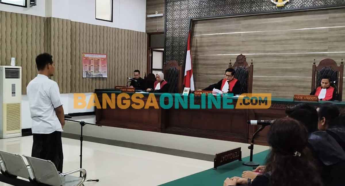 Majelis Hakim PN Kota Kediri saat menjatuhkan vonis penjara seumur hidup kepada Rohmad Tri Hartanto, terdakwa kasus pembunuhan dengan cara mutilasi. Foto: MUJI HARJITA/BANGSAONLINE

