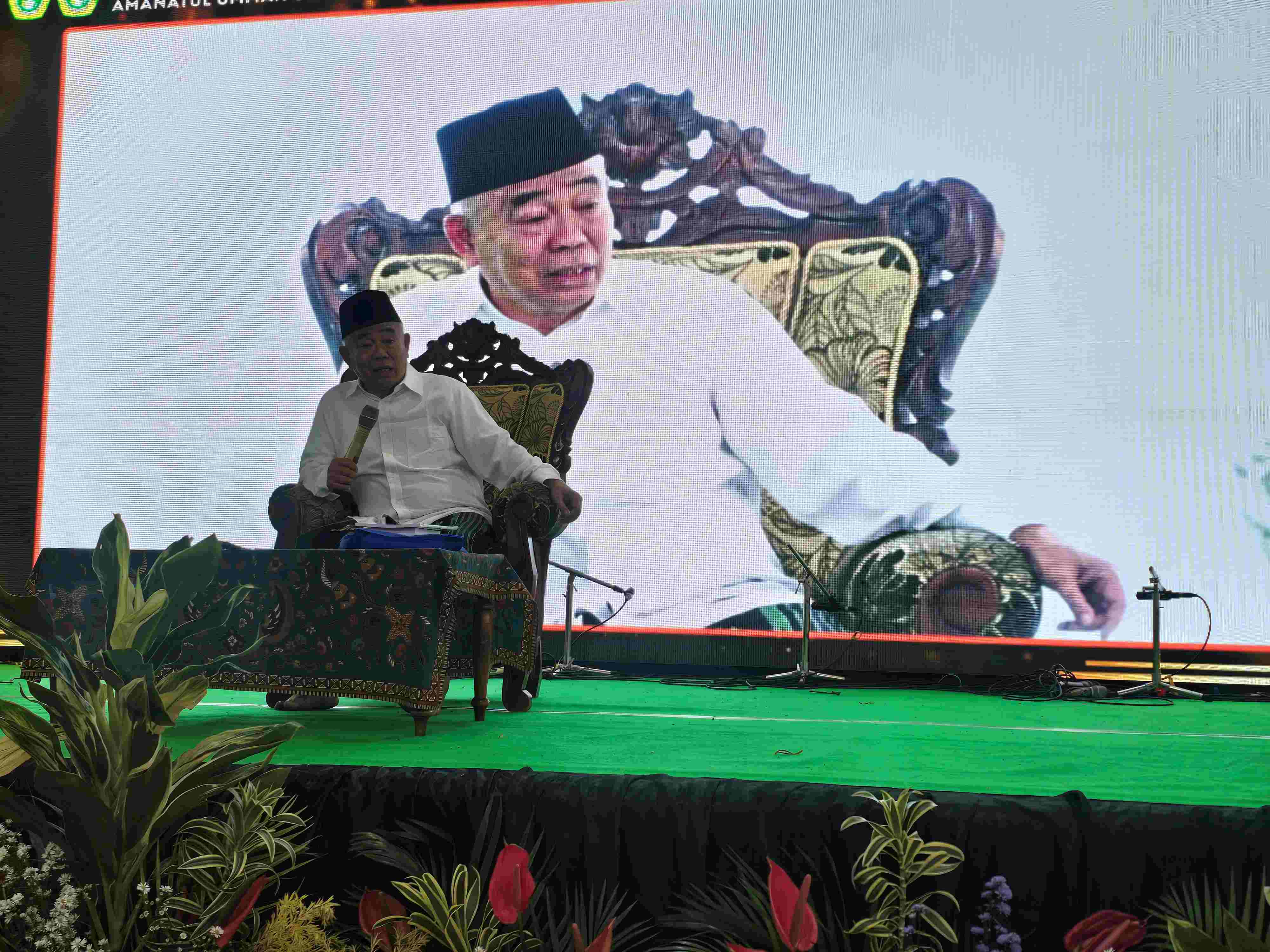 Prof Dr Asep Saifuddin Chalim, MA, saat menyampaikan sambutan dalam acara Haflah Akhirussanah Pondok Pesantren Amanatul Ummah Jalan Siwalankerto Utara Surabaya, Jumat (12/6/2026). Foto: Mas