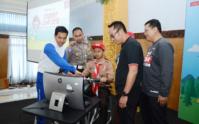 Instruktur Safety Riding MPM Honda Jatim, Hari Setiawan mendampingi peserta pada acara Student Camp pada 2018 lalu. Turut menyaksikan, GM Corporate Communication PT. AHM, Ahmad Muhibbuddin dan Part Division Head MPM Honda Jatim, Hari Subagiyo.