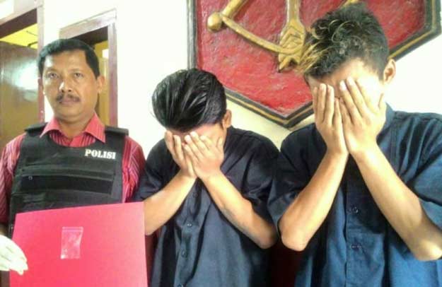 Kedua tersangka saat diamankan di Mapolsek Tandes.