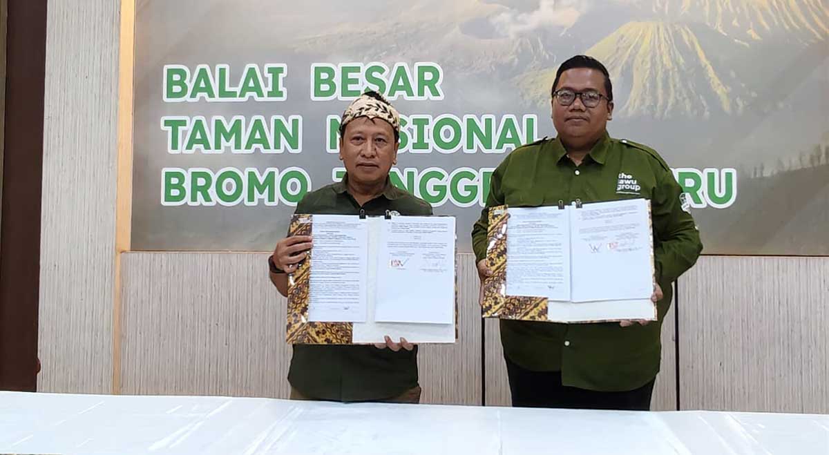 Penandatangan MoU Pengelolaan Jembatan Kaca Bromo antara BBTNBTS dengan CV. Sinergi Permata Semesta.
