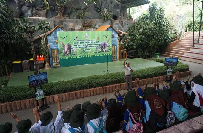 Manajer Edukasi TSP, Eko Windarto saat memberikan materi pendidikan ke 575 Pelajar yang meliputi konservasi satwa, pelestarian lingkungan, habitat satwa dan ada beberapa materi yang lain, Rabu (23/05) pagi kemarin. 