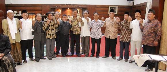 Deklarasi jaga perdamaian yang diserukan Forum Kerukunan Umat Beragama Surabaya.foto:yuli eksanti/BANGSAONLINE