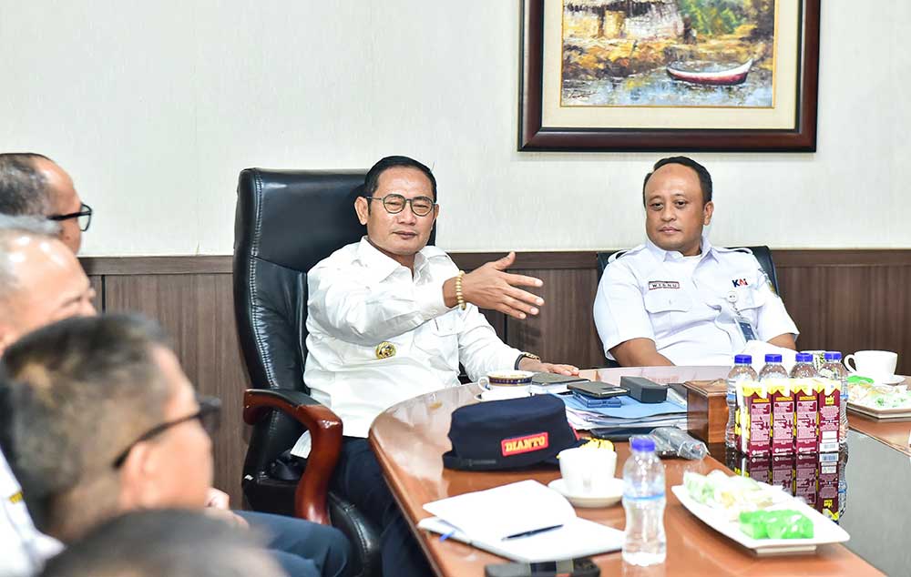 Bupati Lamongan Yuhronur Efendi saat pertemuan dengan PT KAI Daerah Operasi 8 Surabaya, Rabu (9/7/2025), di Ruang Kerja Bupati Pendopo Lokatantra.
