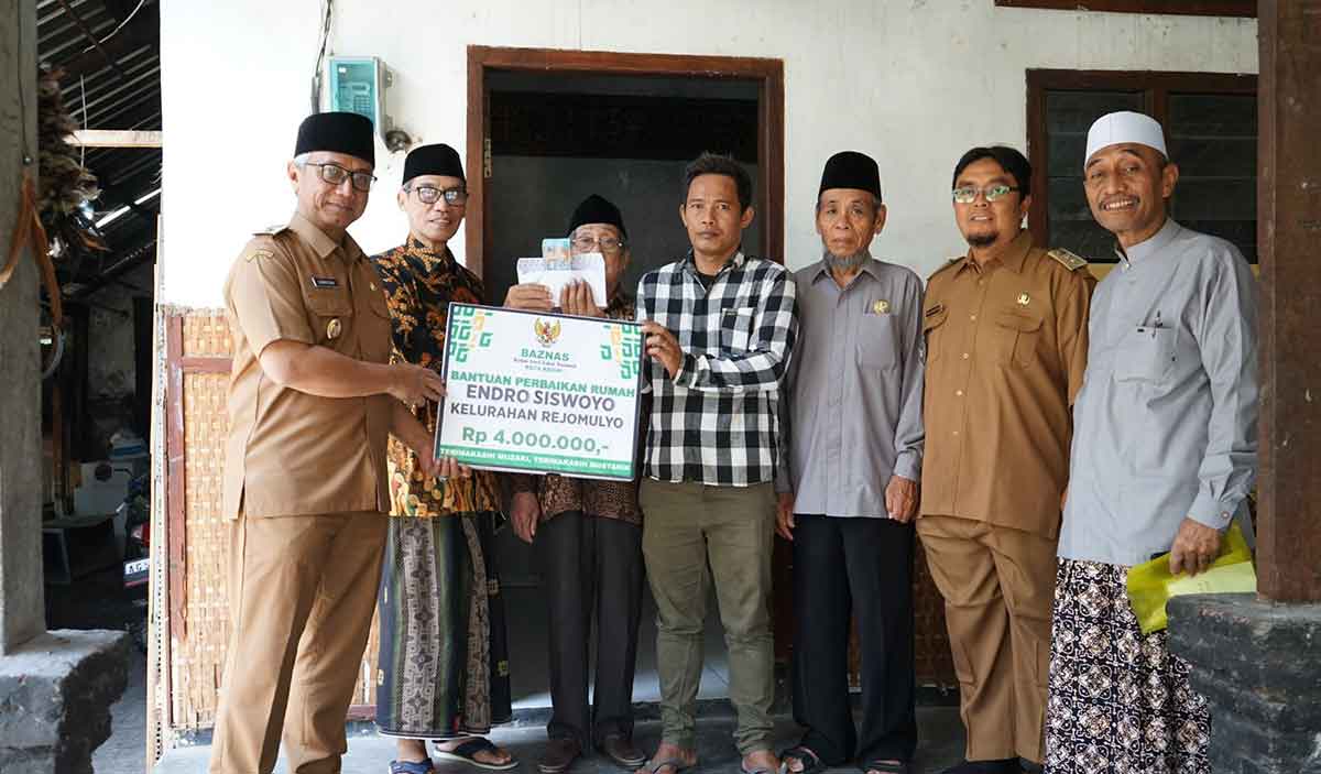 Gus Qowim saat menyerahkan bantuan dari Baznas Kota Kediri untuk korban kebakaran. Foto: Ist