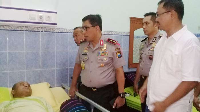 Kapolda Jatim saat menjenguk Bripka Yulianto  di Rumah Sakit Bhayangkara Surabaya, Jumat (16/2). 