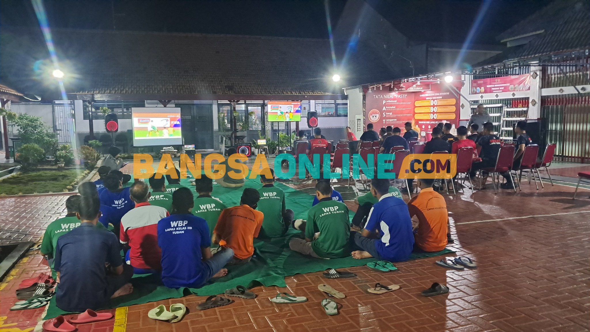 Nobar Indonesia VS Australia di Lapangan Lapas Tuban. Foto: Achmad Choirudin/BANGSAONLINE