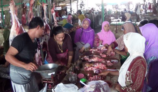 Pedagang daging sapi saat melayani pembeli. foto: RAHMATULLAH/ BANGSAONLINE