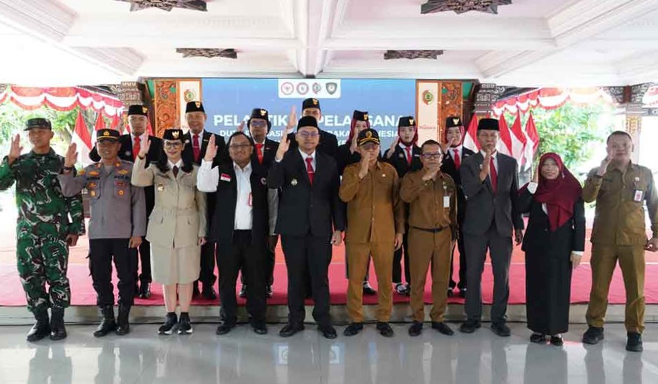 Wabup Mojokerto, Rizal Octavian, foto bersama jajaran pengurus baru DPPI Mojokerto Periode 2025-2029. (Ist)