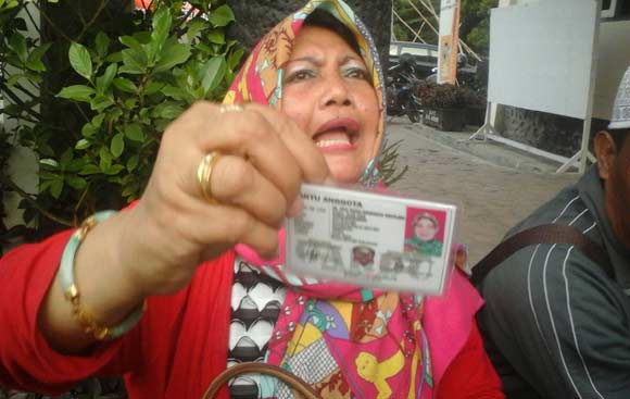 Dwi Woni Merdekowati menunjukkan kartu anggota Gardu Prabowo. (dendi martoni/BANGSAONLINE)