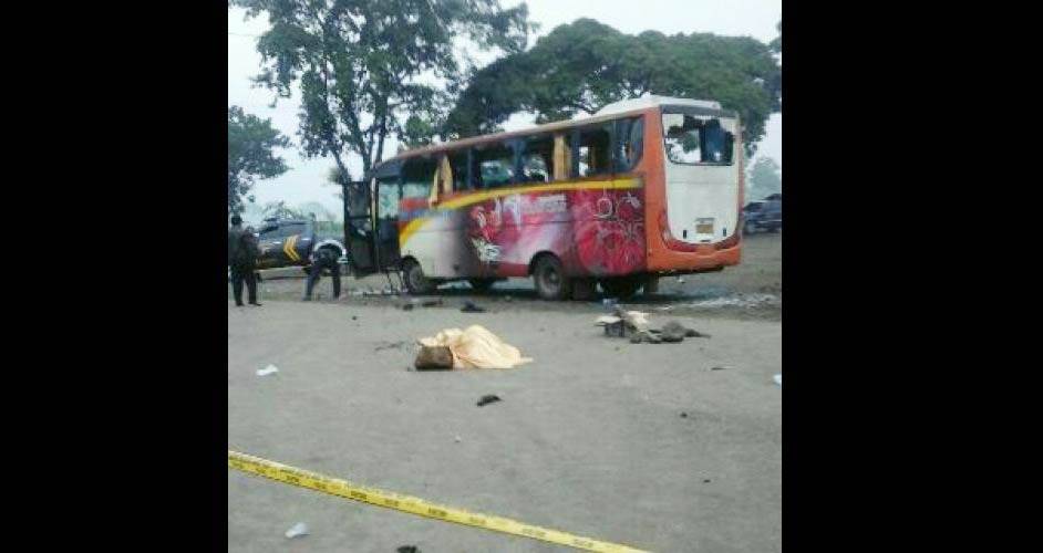Bus yang ditumpangi aremania saat diamankan. foto: beritajatim