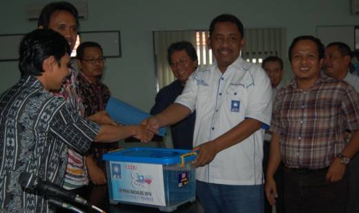 SIMBOLIS-Pengurus DPD PAN Sidoarjo simbolis menyerahkan kotak berkas bacaleg saat mendaftar ke KPU Sidoarjo, Senin (22/4/2014) lalu, sebelum Pileg 2014 yang digelar pada 9 April 2014. foto : musta’in/BangsaOnline