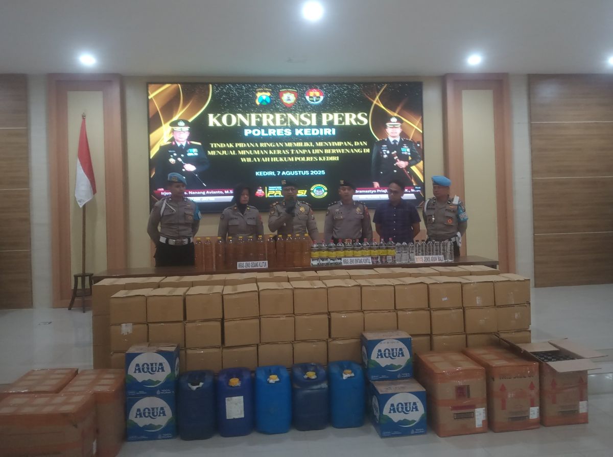 Kasatsamapta Polres Kediri AKP I Nyoman Sugita saat memimpin konferensi pers pengungkapan penyimpanan miras ilegal (Ist). 
