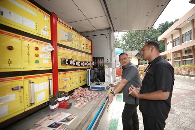 Kadindik Jatim Aries Agung Paewai saat meninjau salah satu sarana dan prasarana milik salah satu SMK di Malang. (Ist)