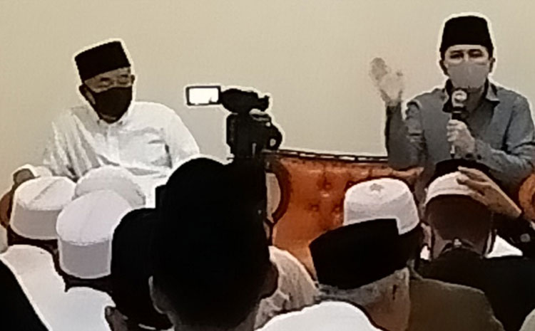 Prof. Dr. KH. Asep Saifuddin Chalim dan Dr. Emil Dardak dalam Munajat covid-19 di Pondok Pesantren Amanatul Ummah Surabaya, Ahad (27/6/2020) malam. foto: MMA/ bangsaonline.com