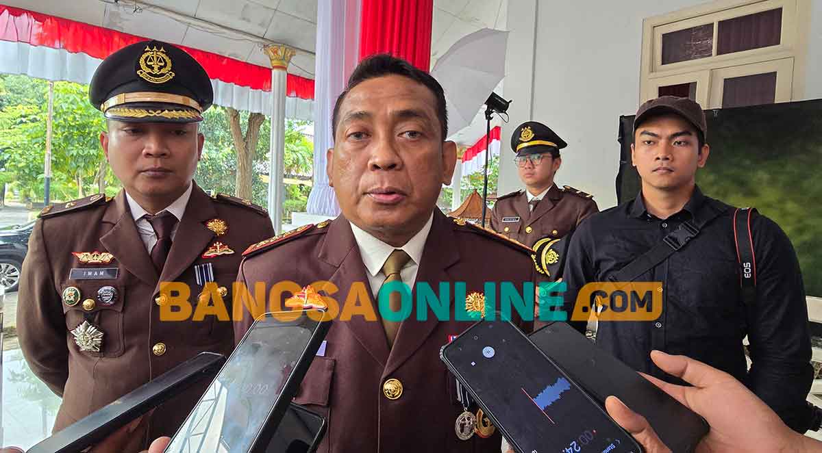 Kajari Bangkalan saat memberi keterangan ke awak media. Foto: AHMAD FAUZI/BANGSAONLINE