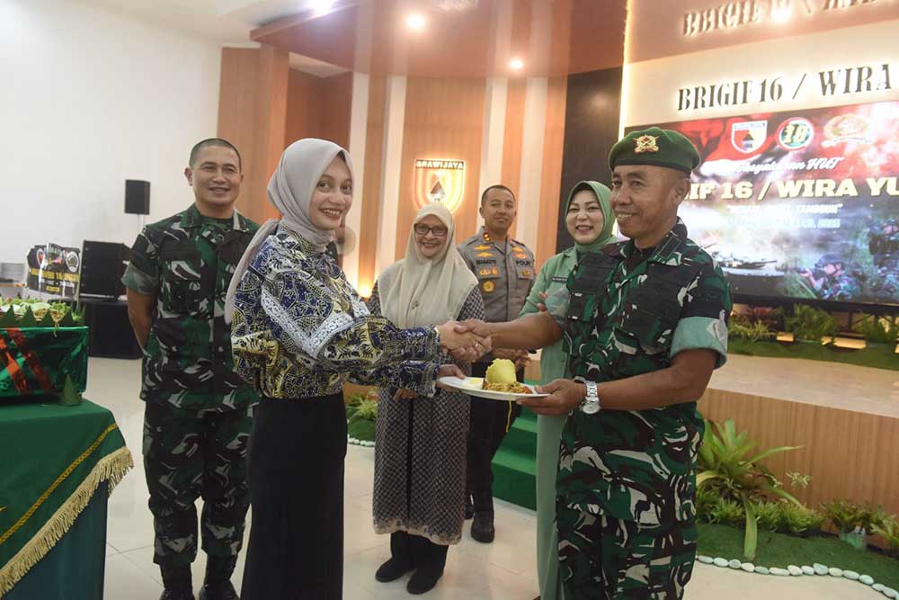 Wali Kota Kediri Vinanda Prameswati saat menyerahkan potongan tumpeng Danbrigif 16 Wira Yudha, Kolonel Inf Taufik Ismail. (Ist)