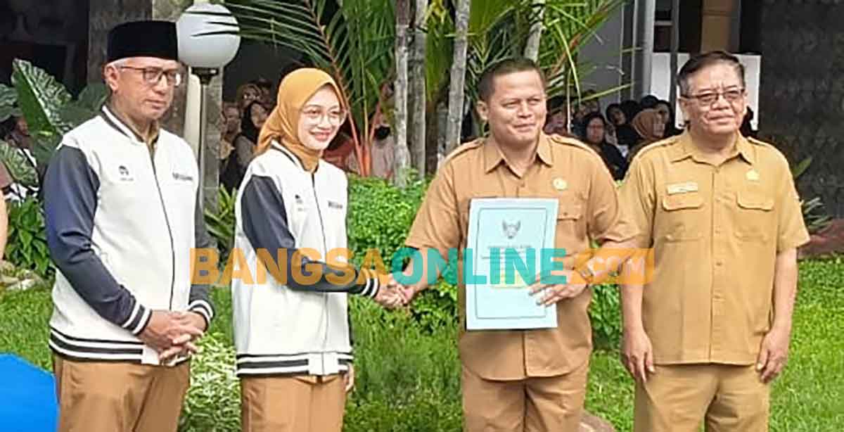 Wali Kota Kediri saat menyerahkan SK kenaikan pangkat secara simbolis. Foto: MUJI HARJITA/BANGSAONLINE