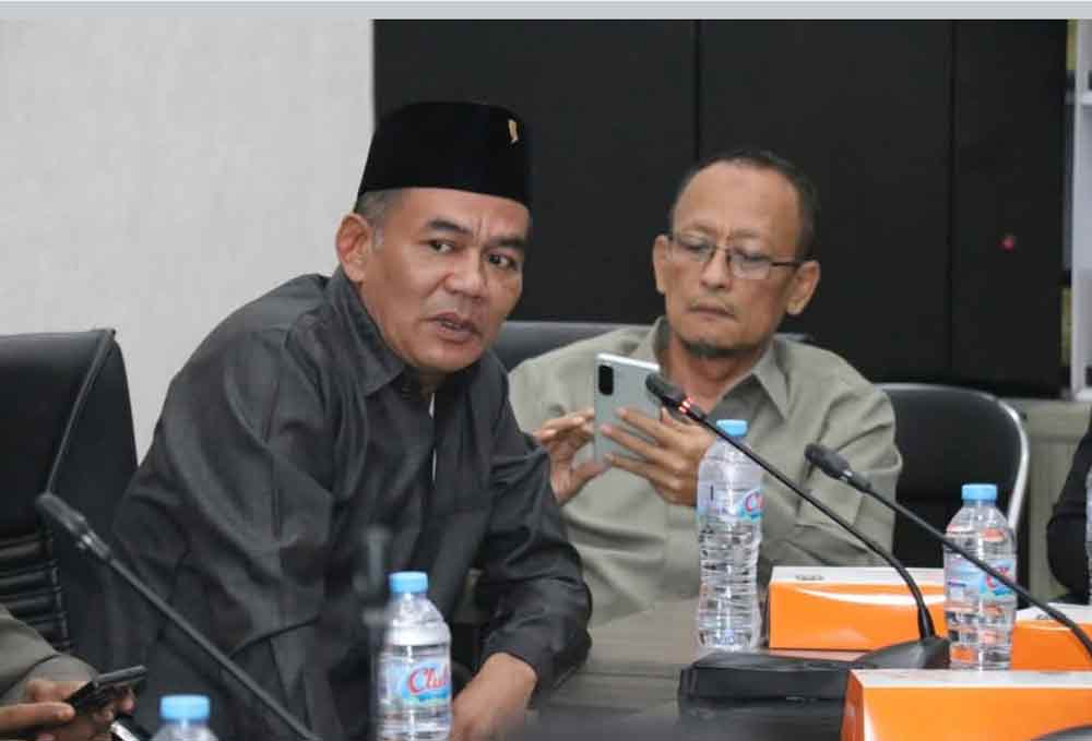 Ketua Komisi III DPRD Gresik, Sulisno Irbansyah (kiri), dan Waka DPRD Ahmad Nurhamim. (Ist)