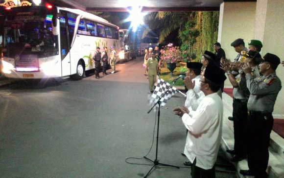Rombongan calon jamaah haji saat diberangkatkan dari halaman Kantor Pemkab Kediri. foto: dendi martoni/BANGSAONLINE